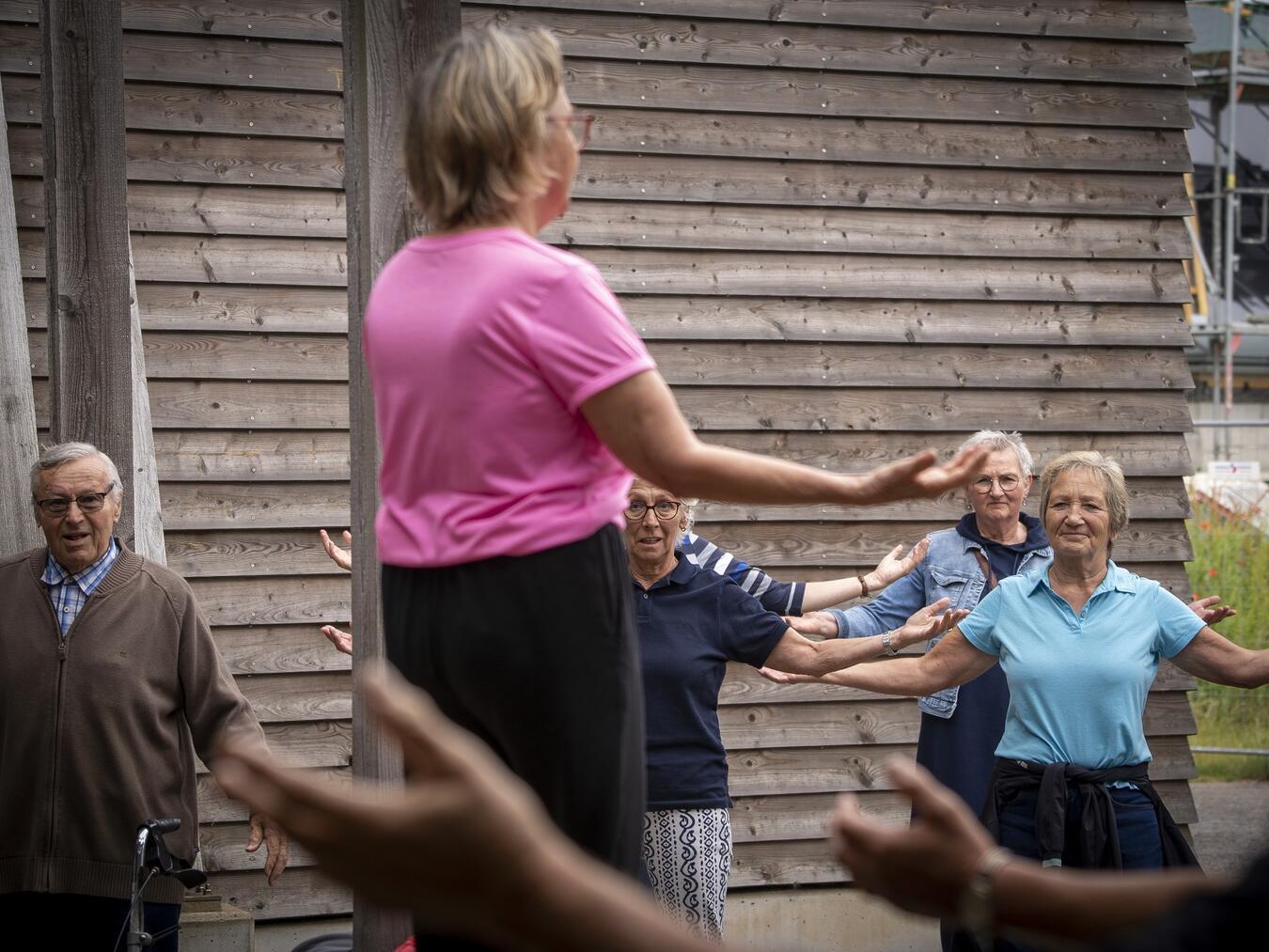 Im Gradierwerk zeigt Beate Wargalla den Teilnehmenden verschiedene Atem- und Dehntechniken. Foto: © Gerry Seybert