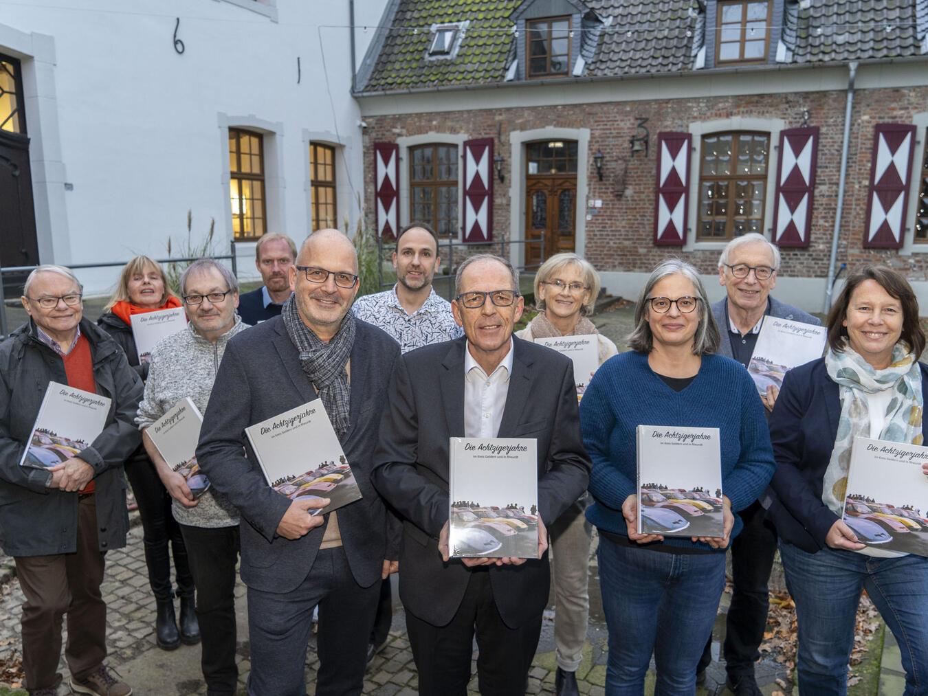 Im Haus Ingenray in Pont stellte der Historische Verein für Geldern und Umgegend mit allen Beteiligten seine neue Buchveröffentlichung vor. NN-Foto: Gerhard Seybert