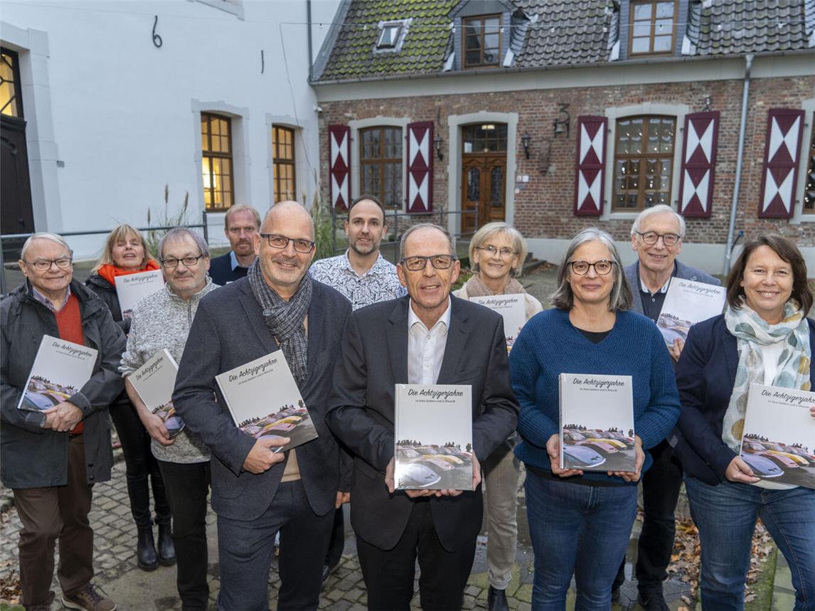 Im Haus Ingenray in Pont stellte der Historische Verein für Geldern und Umgegend mit allen Beteiligten seine neue Buchveröffentlichung vor. NN-Foto: Gerhard Seybert