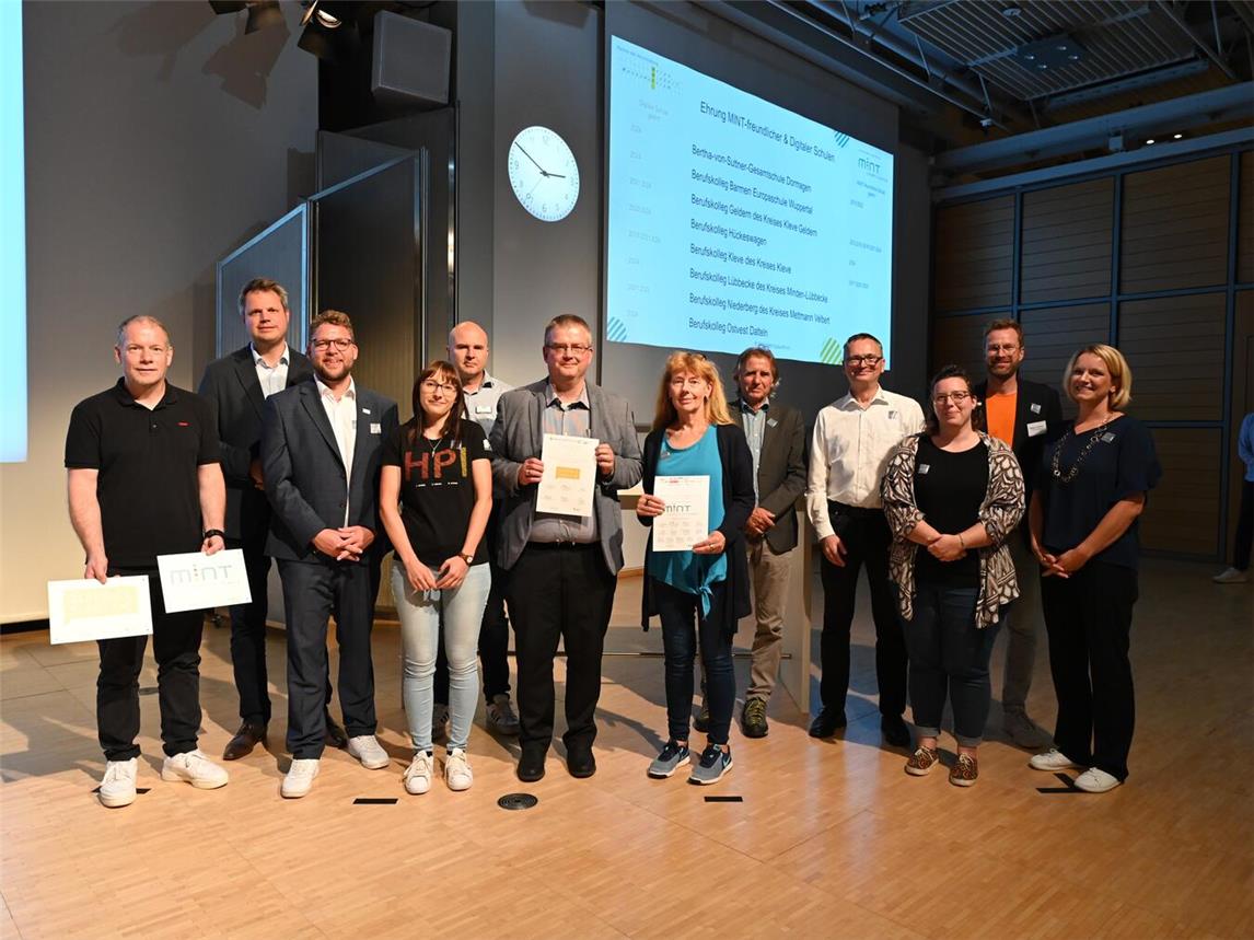 Im Heinz Nixdorf MuseumsForum konnten Christian Merklein (Digitale Schule) und Ursula Schmitz-Janßen (MINTfreundliche Schule) die beiden Signets für das Berufskolleg Geldern entgegennehmen.Foto: privat