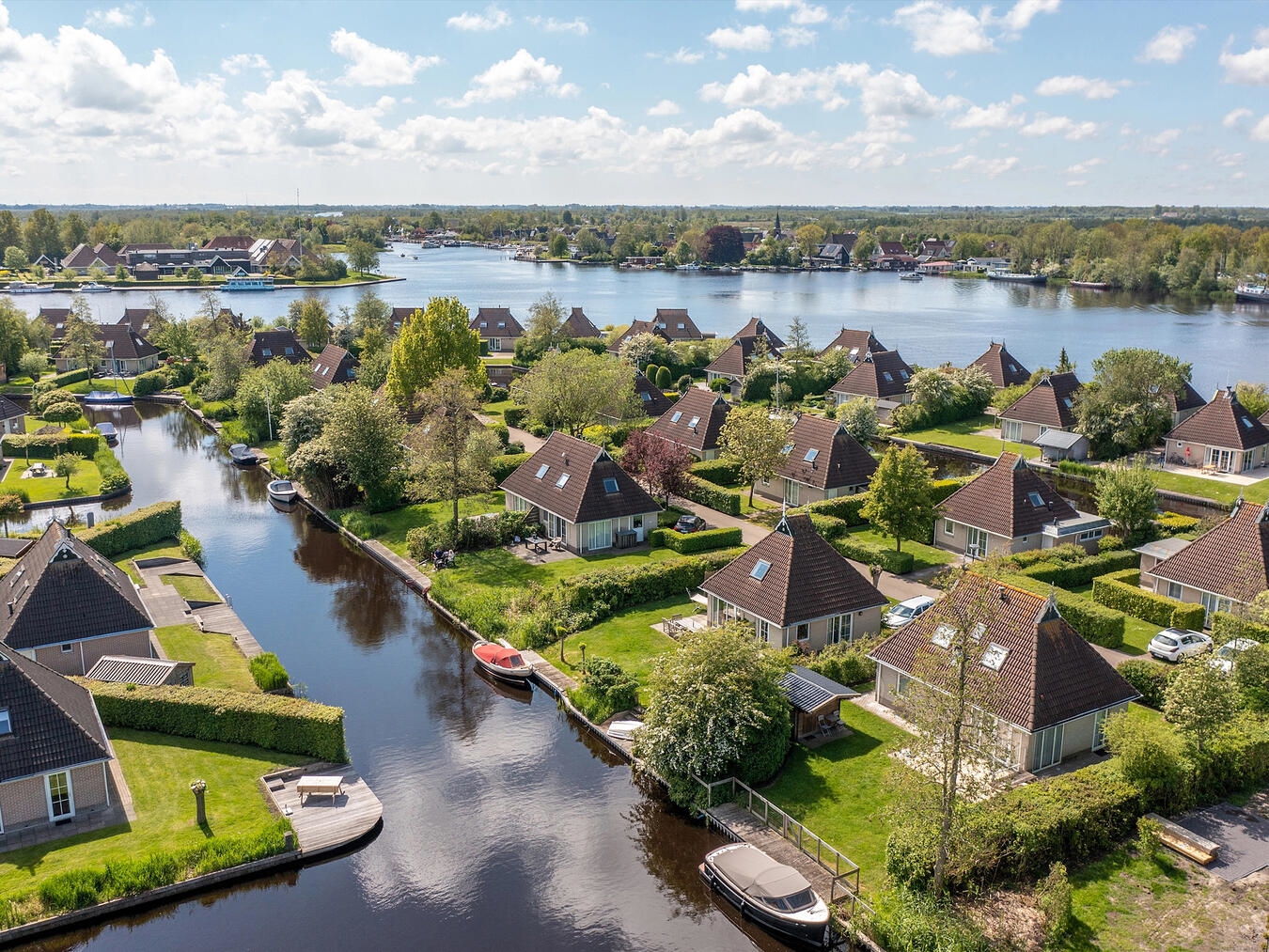 Im Herzen des friesischen Seengebietes befindet sich der Bungalowpark It Wiid. Viele Bungalows liegen unmittelbar am Wasser.Foto: Emsland Verhuur