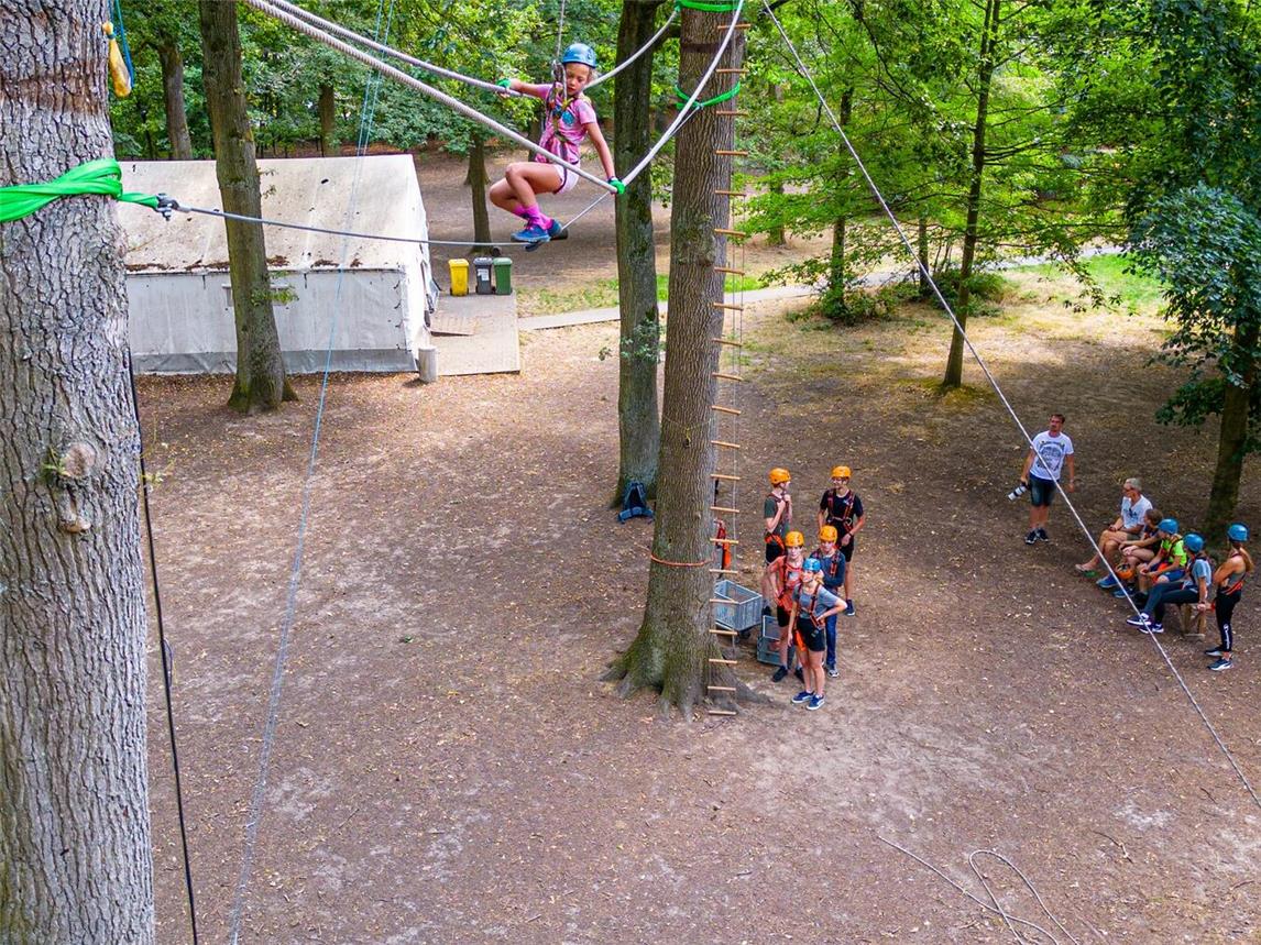 Im Hochseilgarten erwarten die Teilnehmer an unterschiedlichen Stationen Herausforderungen in luftiger Höhe.Foto: Kreis Kleve / Verweyen und Koenig