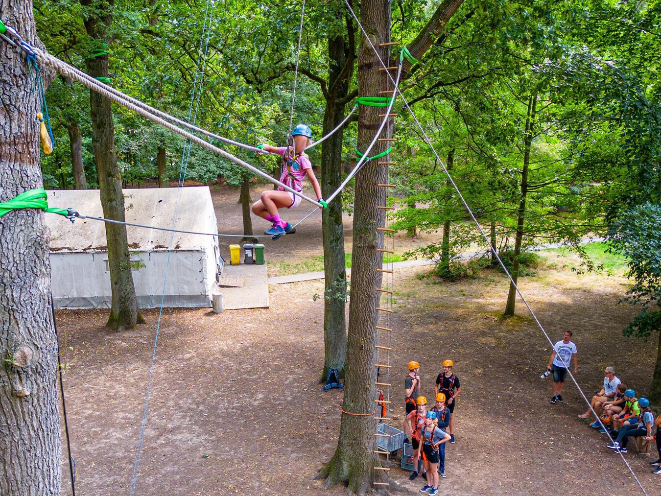 Im Hochseilgarten erwarten die Teilnehmer an unterschiedlichen Stationen Herausforderungen in luftiger Höhe.Foto: Kreis Kleve / Verweyen und Koenig