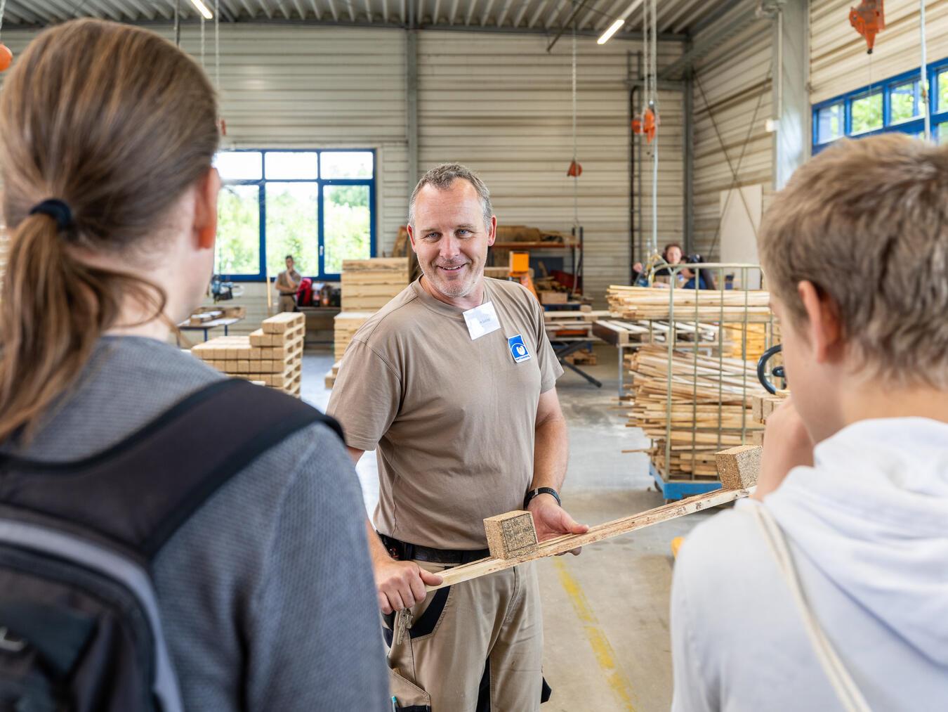 Im Holzbereich erhielten Schüler der Don-Bosco-Schule von Torsten Lucyga Einblicke in die dortigen Arbeitsfelder. Foto: privat
