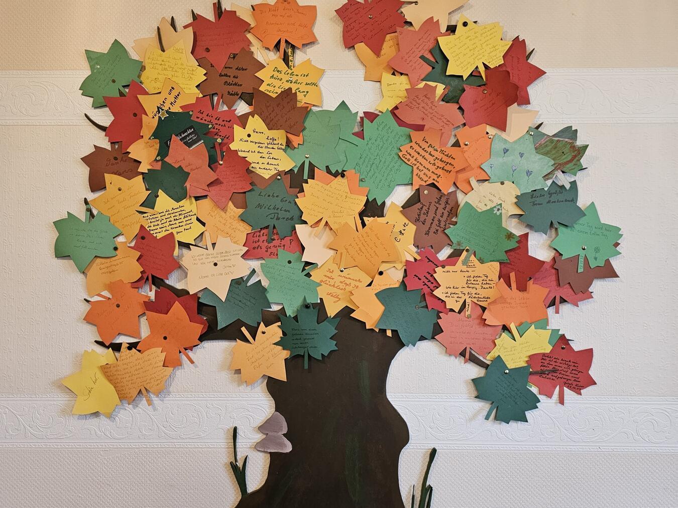 Lebensqualität bis zum letzten Atemzug Im Hospizhaus Brücke Friedel sollen sich die Gäste wohlfühlen. Das spiegelt auch die Einrichtung wider, zu der auch dieser Wunsch-Baum gehört. Angefertigt hat ihn einst Karla Paternus‘ mittlerweile verstorbener Ehemann.