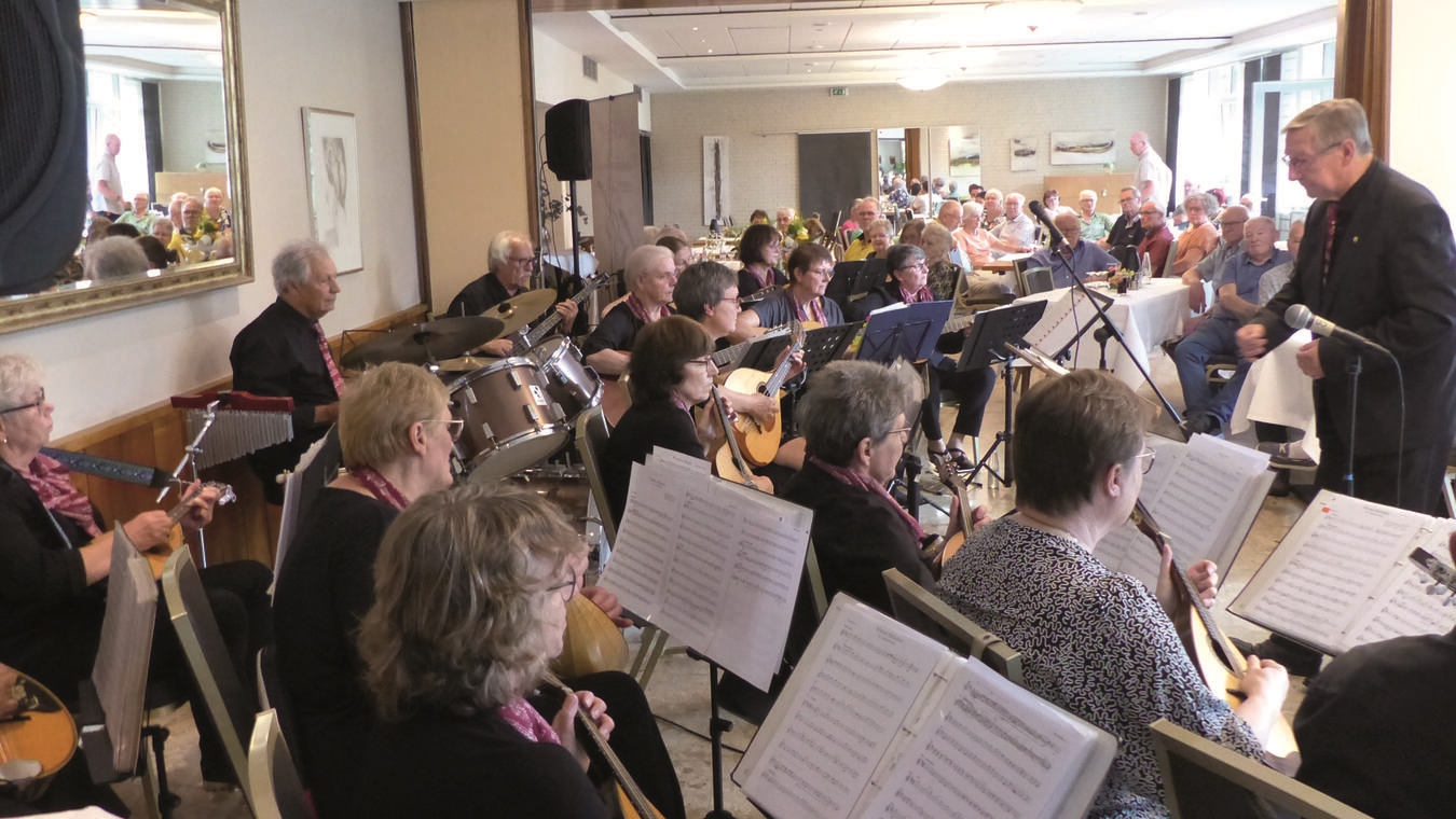 "Konzert im Hotel Litjes, Pfalzforfer Straße, stimmungsvolle Abendveranstaltung"