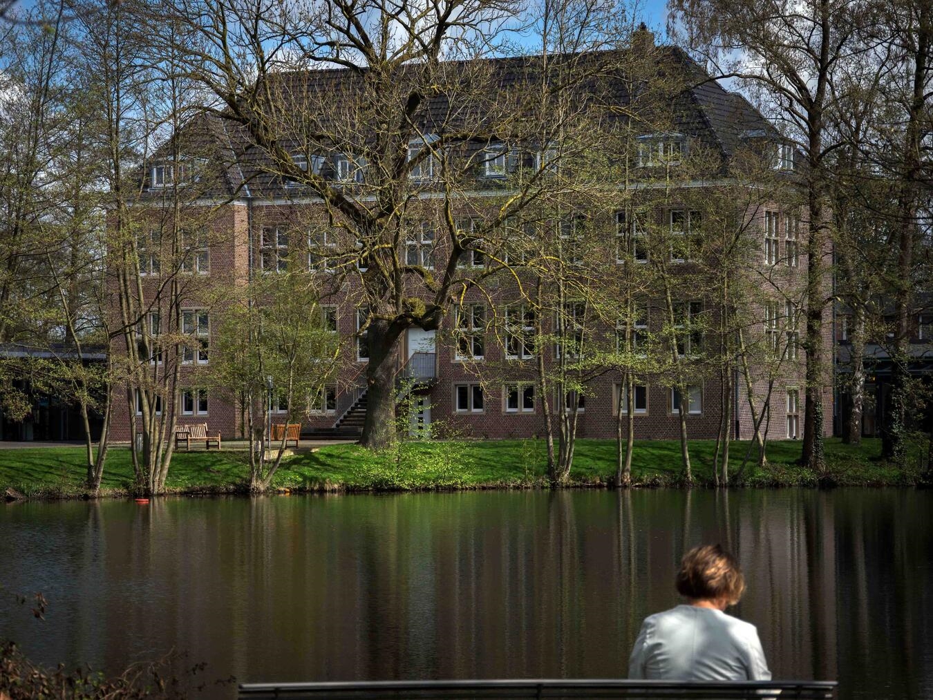 "Innenhof der Wasserburg Rindern mit Gottesdienst, historische Architektur im Freien"