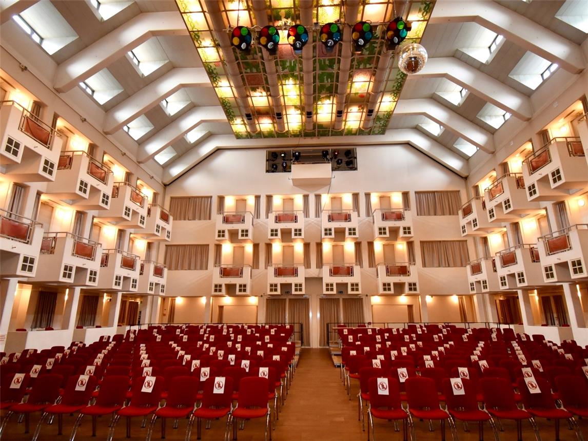 Im Inneren des Stadthauses verbirgt sich die beeindruckende Rheinberger Stadthalle. Foto: Stadt Rheinberg / Gottfried Böhm