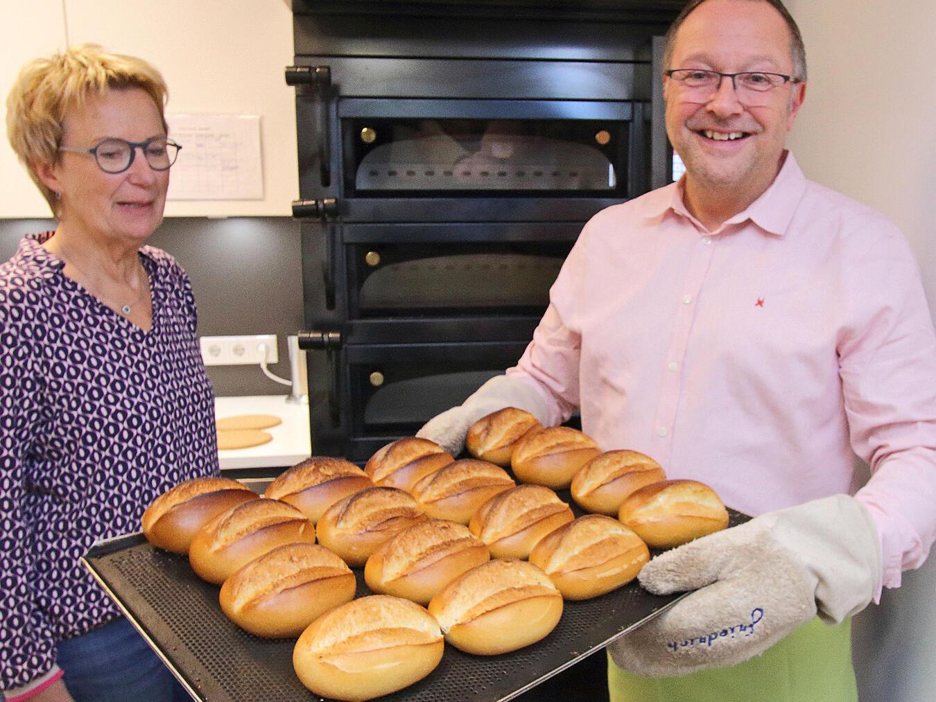 Im „Inselbrot-Dorfladen“ in Wardt backte Xantens Bürgermeister Thomas Görtz am Donnerstag Brötchen.NN-Fotos (2): Theo Leie