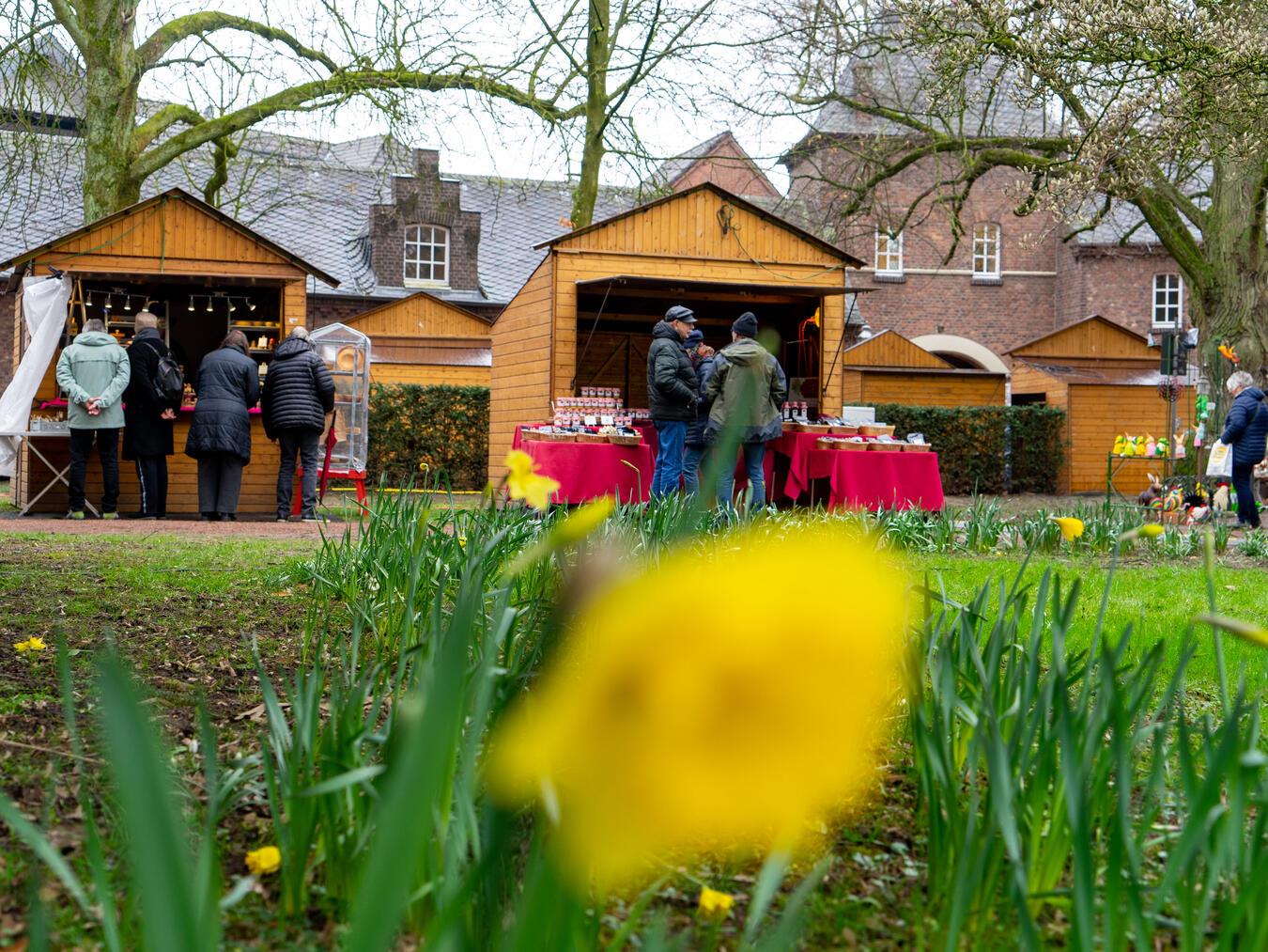 Im Issumer Rathauspark findet am ersten März-Wochenende wieder der Ostermarkt statt.NN-Foto: Archiv GS