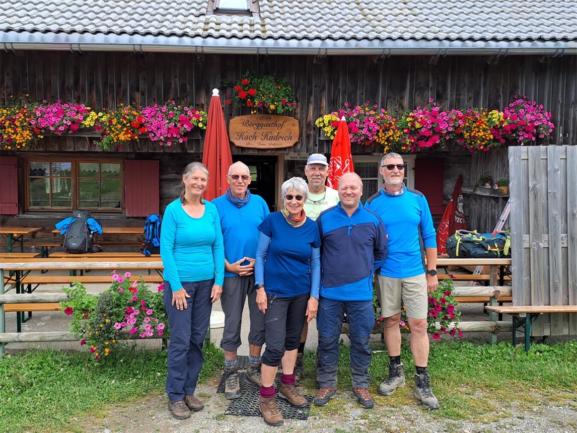 "Gruppe wandert im Allgäu auf der Nagelfluhkette von Mittagberg bis Hochhäderich, Juli 2025"