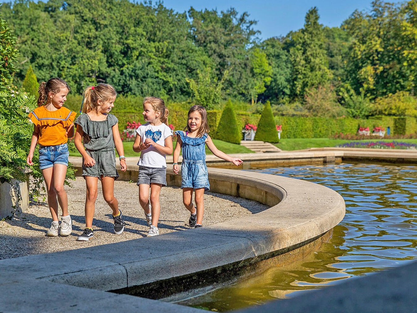 Malerisches Wasserschloss mit kunstvollen Skulpturen "Kostenloser Eintritt für Kinder in Schlossgärten Arcen, Themengärten im Sommer"