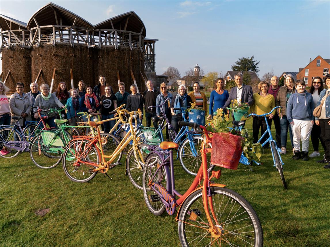 Im Juni findet die 10. Landpartie am Niederrhein statt. Vorfreude verbreiten jetzt schon zehn bunte Räder. Foto: Gerhard Seybert