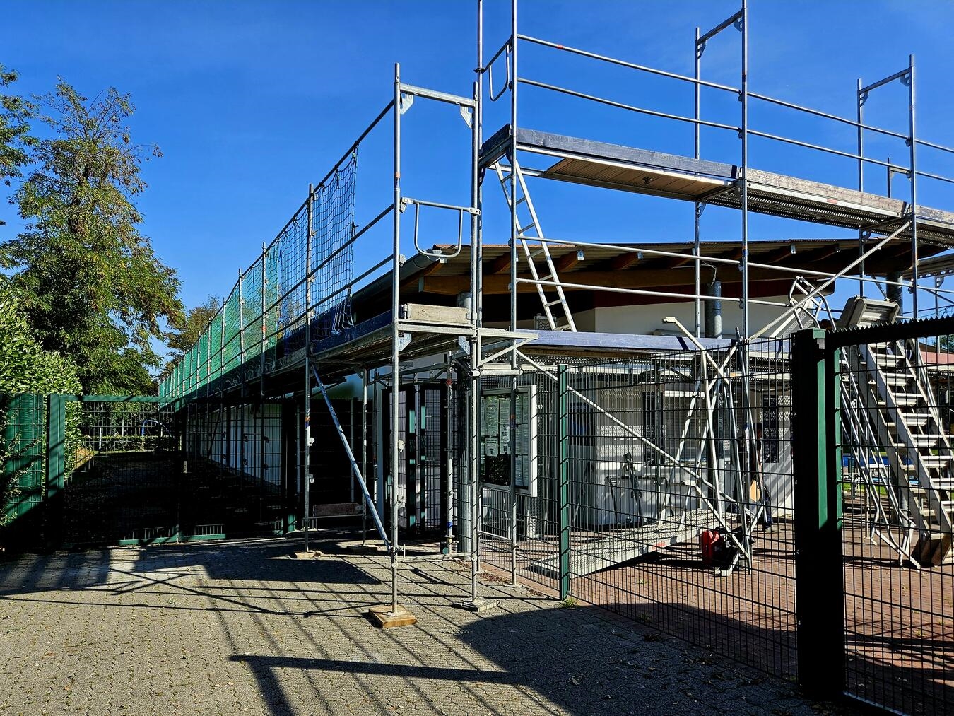 "Neues Dach des Sanitärgebäudes im Kevelaerer Freibad, modernisiert vom Bäderverein."
