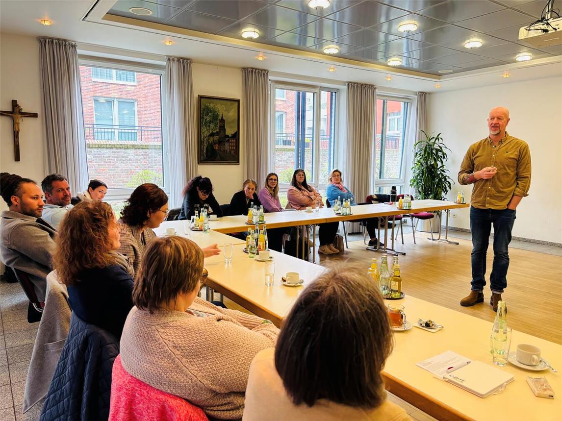 Im Klever Kolpinghaus nahmen 25 Mitarbeitende des Caritasverbandes Kleve an der Deeskalationsschulung mit Konflikttrainer Andreas Sandvoß teil. Foto: CV Kleve