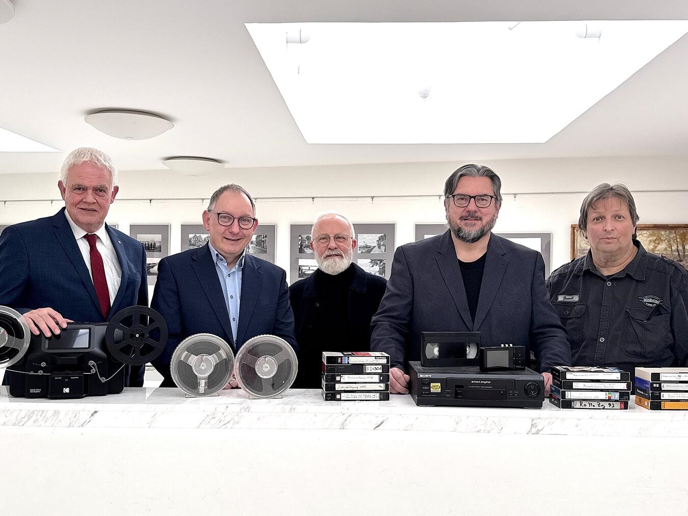 Im Koenraad-Bosman-Museum trafen Dr. Günther Bergmann (l.) und Bürgermeister Sebastian Hense die Ressa-Vorstandsmitglieder Peter Bongers, Michael Scholten und Dirk Kleinwegen (r.). Dort läuft noch bis zum 8. März die Ressa-Ausstellung „Der Reeser Fotograf Joseph Knippenberg (1876-1943)“. Foto: Ressa