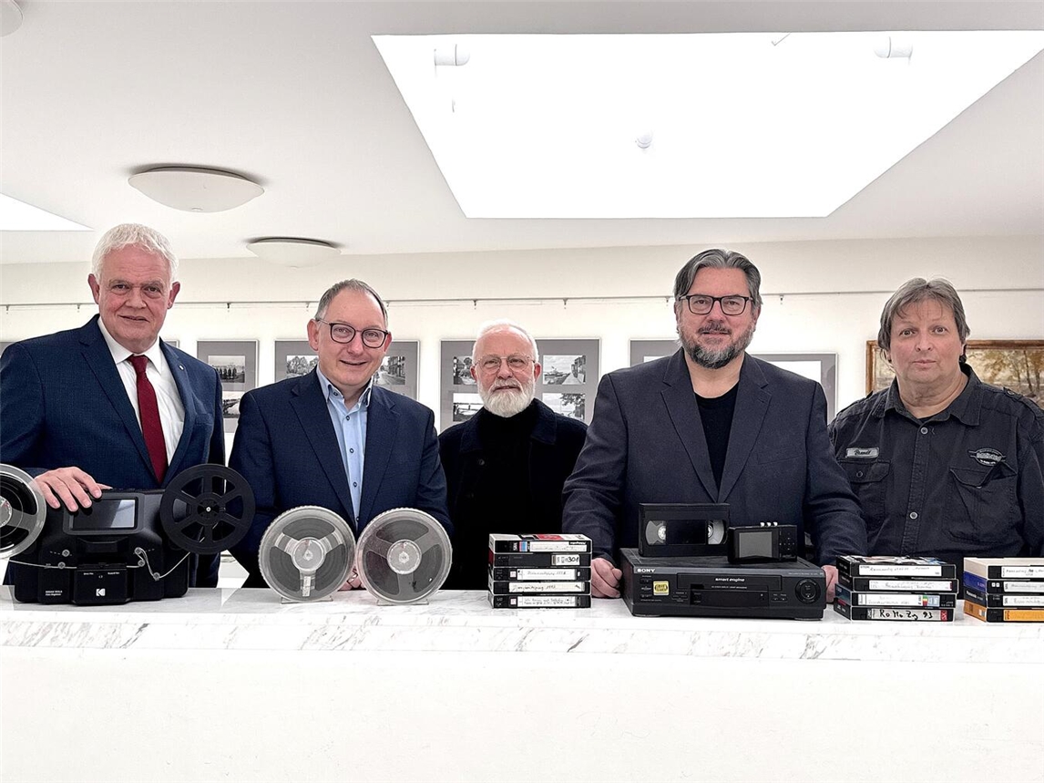 Im Koenraad-Bosman-Museum trafen Dr. Günther Bergmann (l.) und Bürgermeister Sebastian Hense die Ressa-Vorstandsmitglieder Peter Bongers, Michael Scholten und Dirk Kleinwegen (r.). Dort läuft noch bis zum 8. März die Ressa-Ausstellung „Der Reeser Fotograf Joseph Knippenberg (1876-1943)“. Foto: Ressa
