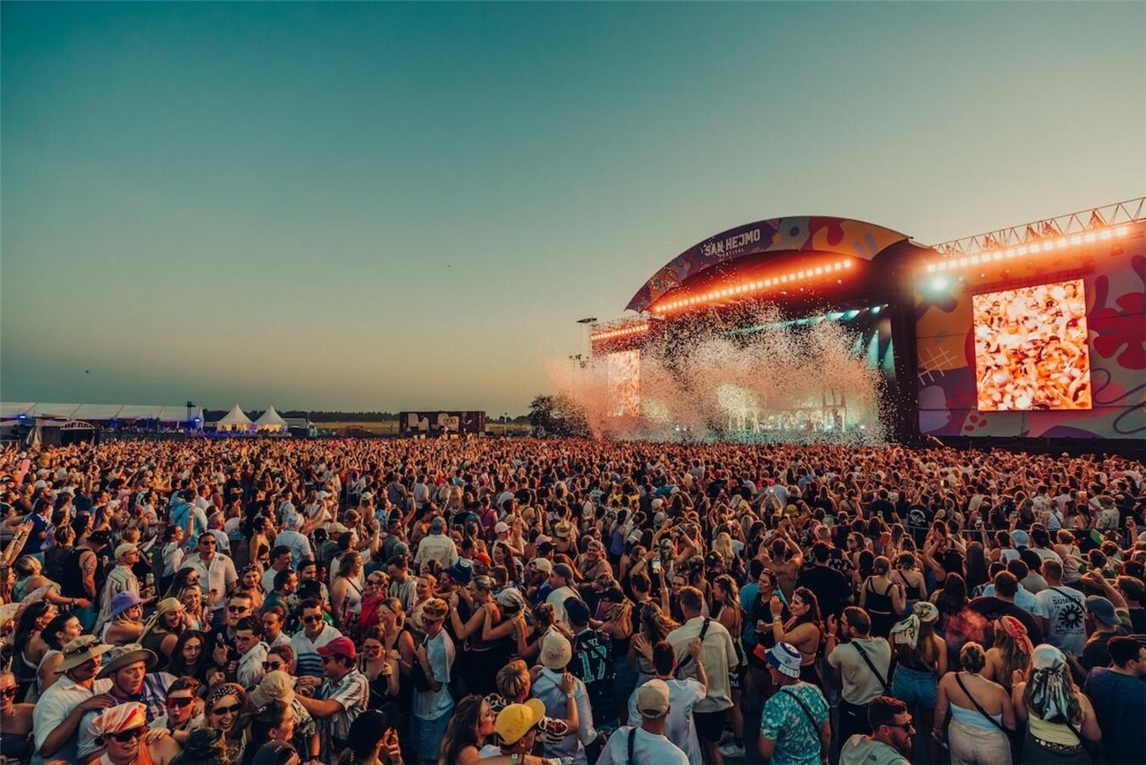 "San Hejmo Festival 2024 mit AnnenMayKantereit als Headliner am Airport Weeze, 75.000 Gäste bei sommerlichem Wetter."