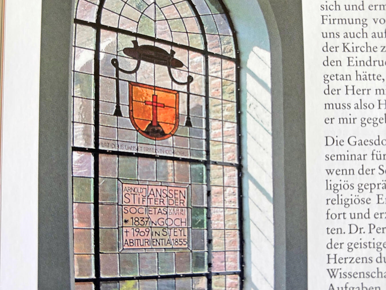 Vom Messdiener zum Heiligen Im Kreuzgang der Gaesdonck erinnert ein Bleiglas-Fenster an den berühmten Schüler. Foto: Koepp