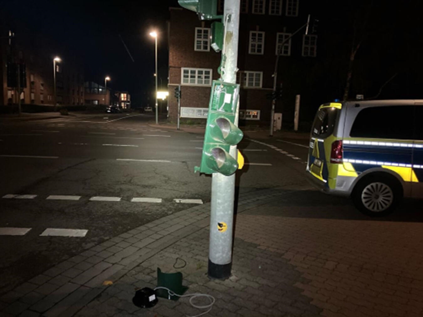 "Beschädigte Ampel an Kreuzung Weseler Str./Stauffenbergstr. in Geldern, Verkehrsbehinderung, Foto KPB Kleve"