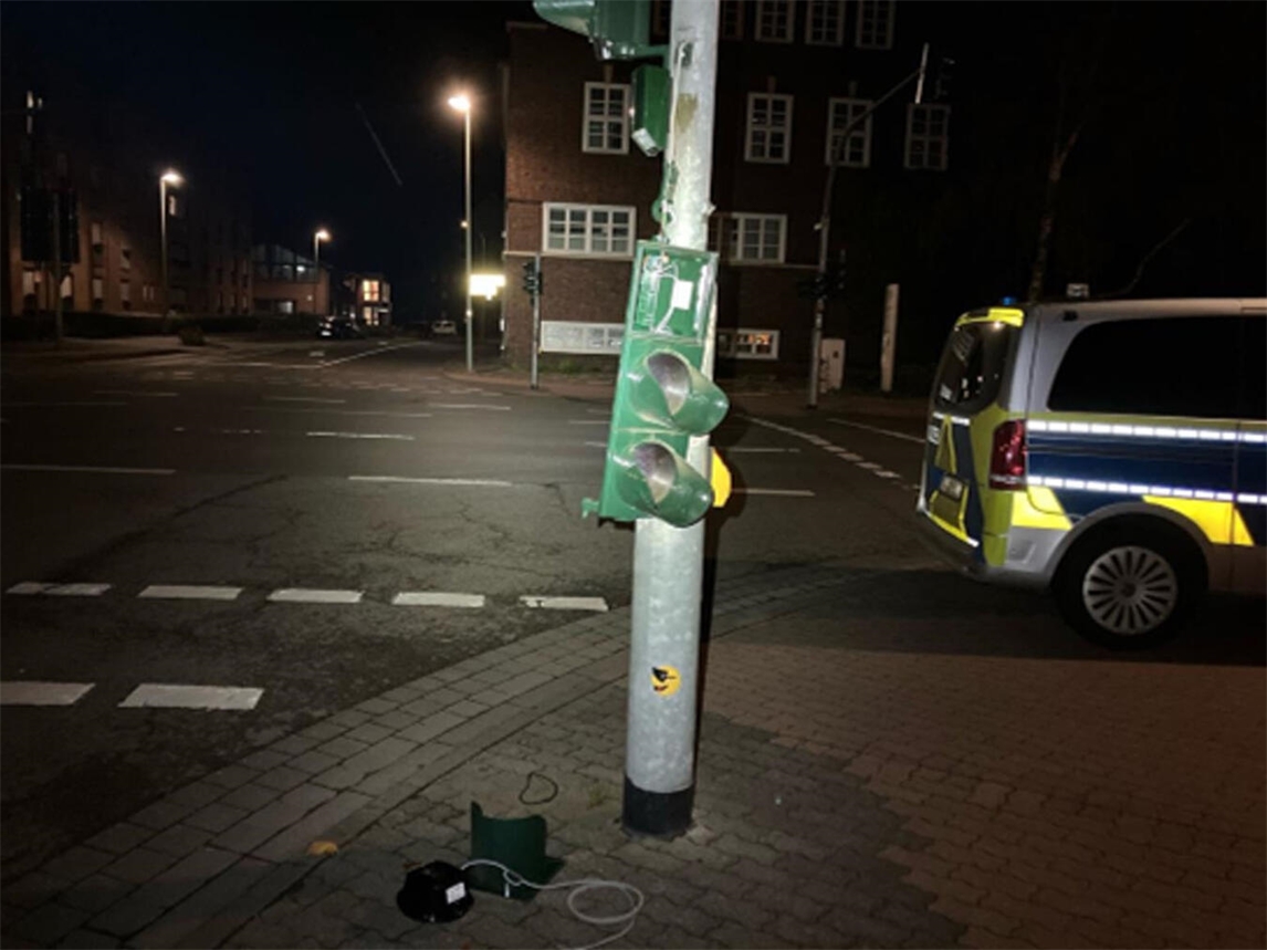 "Beschädigte Ampel an Kreuzung Weseler Str./Stauffenbergstr. in Geldern, Verkehrsbehinderung, Foto KPB Kleve"