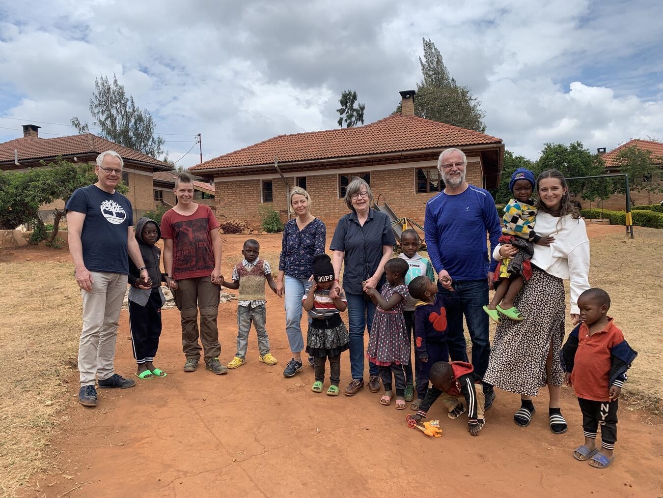 Im letzten Jahr besuchten einige Vorstandmitglieder des Vereins das Kinderdorf in Tansania (v.l.n.r.): Manfred Joseph, Angelika Cramer-Scholz, Marlies Deutskens, Helmut van Weegen mit zwei Freiwilligen. Foto: privat