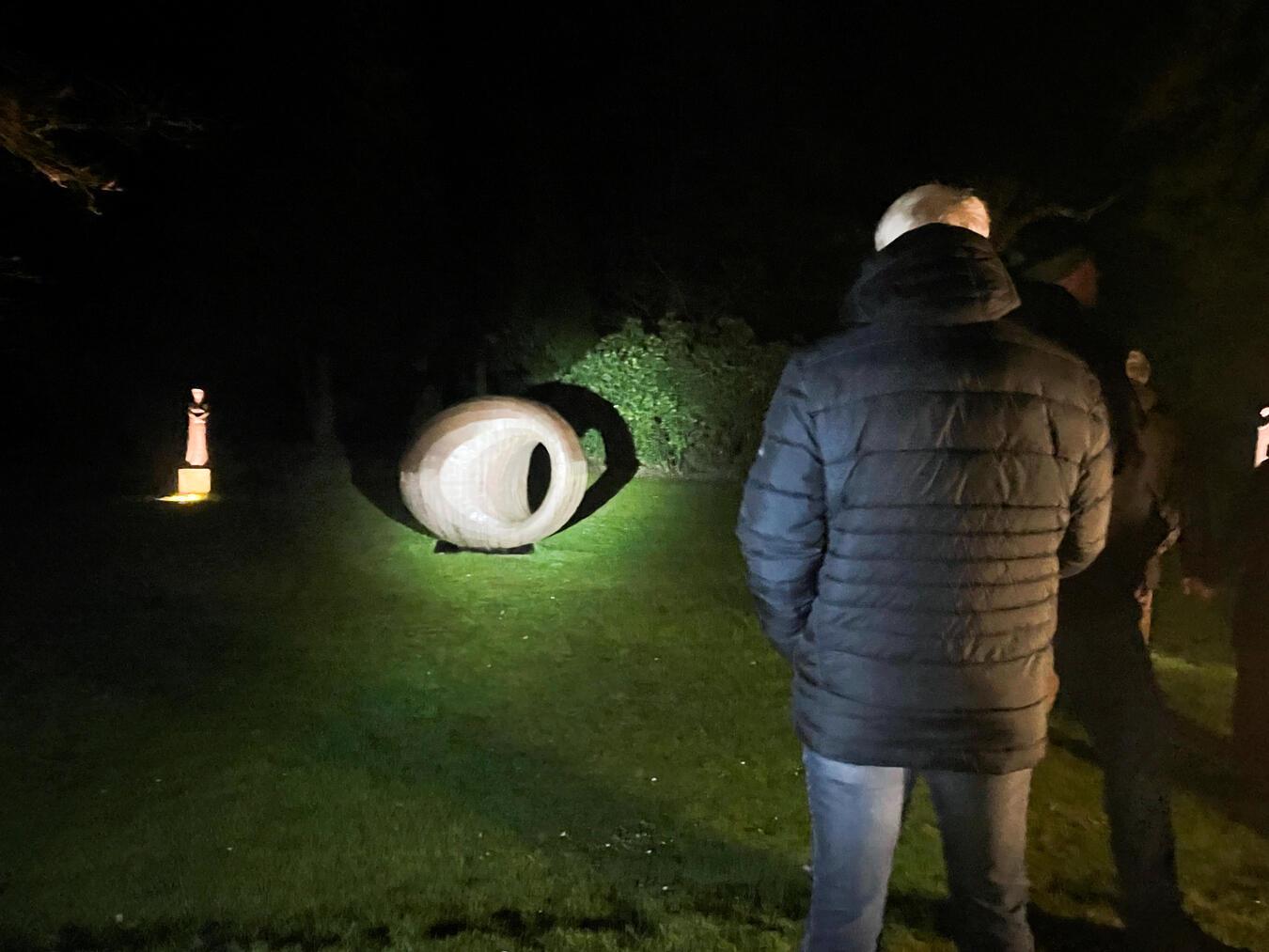 Im Lichtstrahl der Lampen und bei Dunkelheit wirken die Skulpturen anderes als bei Tageslicht. Foto: Stiftung Museum Schloss Moyland