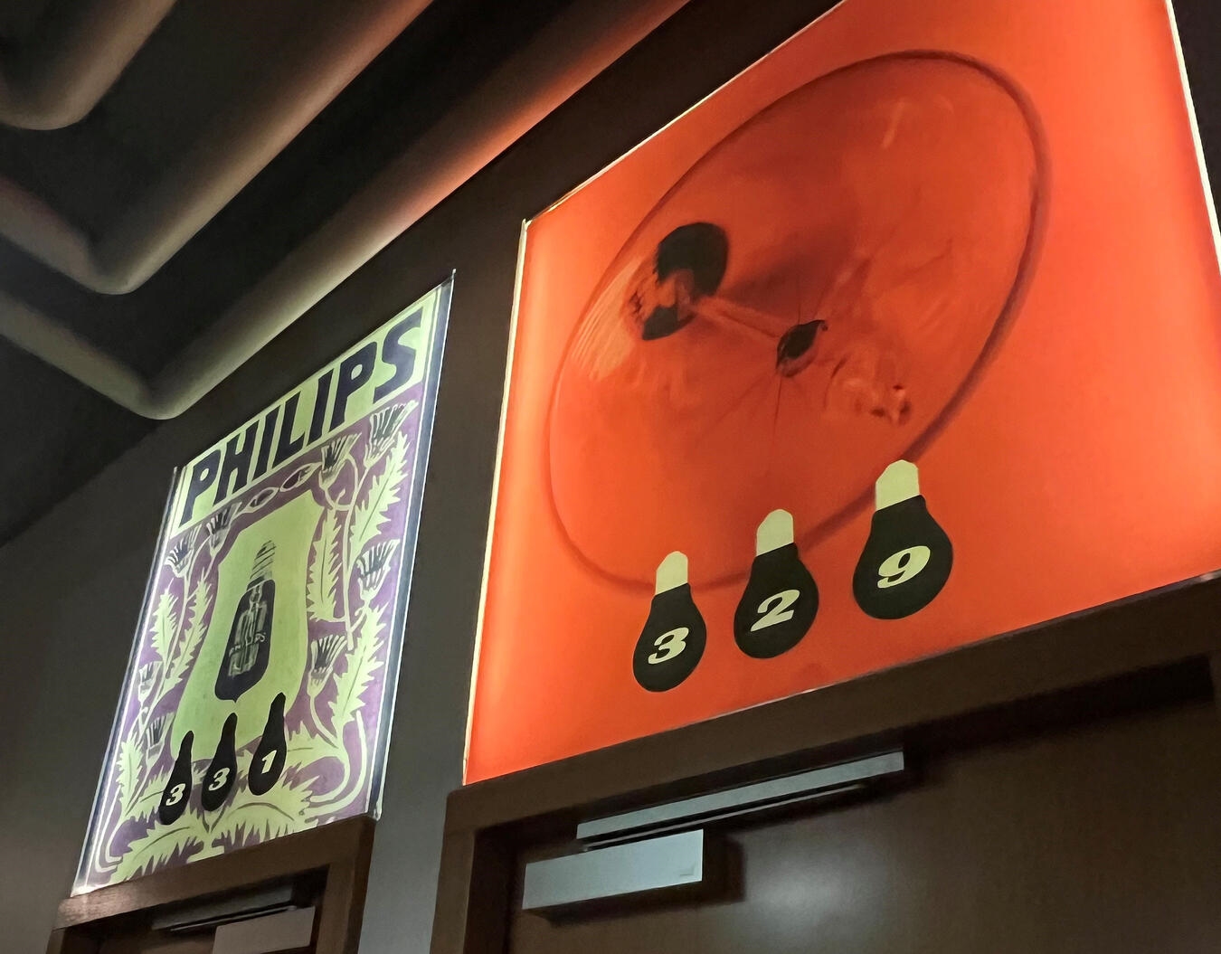 Im Lichtturm der früheren Philips-Fabrik sind die Suiten des Hotels untergebrach...