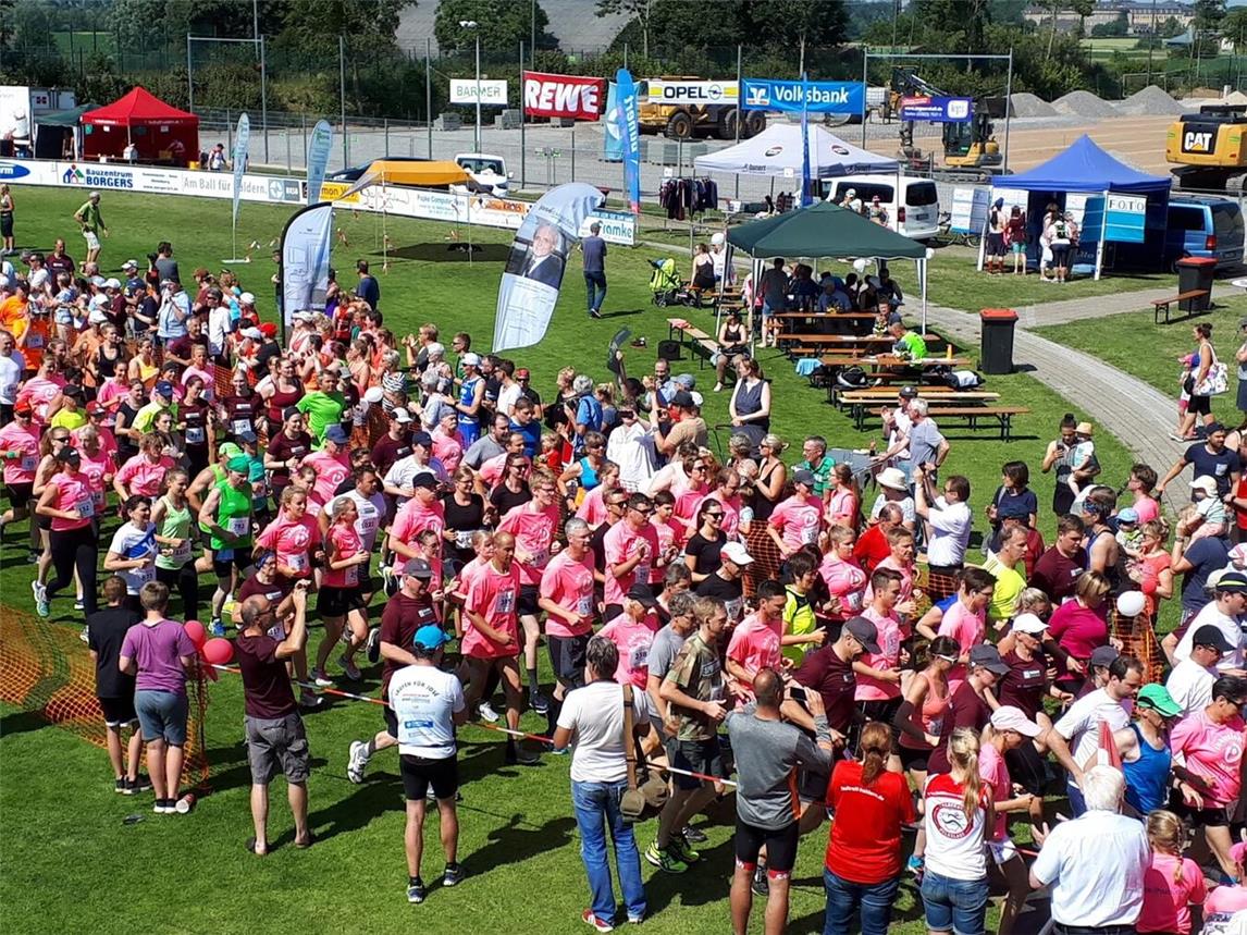 Im Lindenstadion startet der Halderner Volkslauf mit einem großen Teilnehmerfeld. Foto: privat