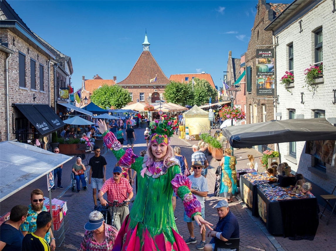 Im Maasdorf Arcen findet bis zum 19. August jeden Mittwoch der Sfeermarkt statt.
