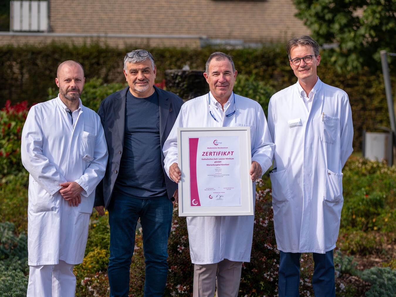 Ärzte-Team im Medizinischen Wundzentrum: Gefäßchirurgie, Angiologie, Diabetologie; Zusammenarbeit für optimale Patientenversorgung.