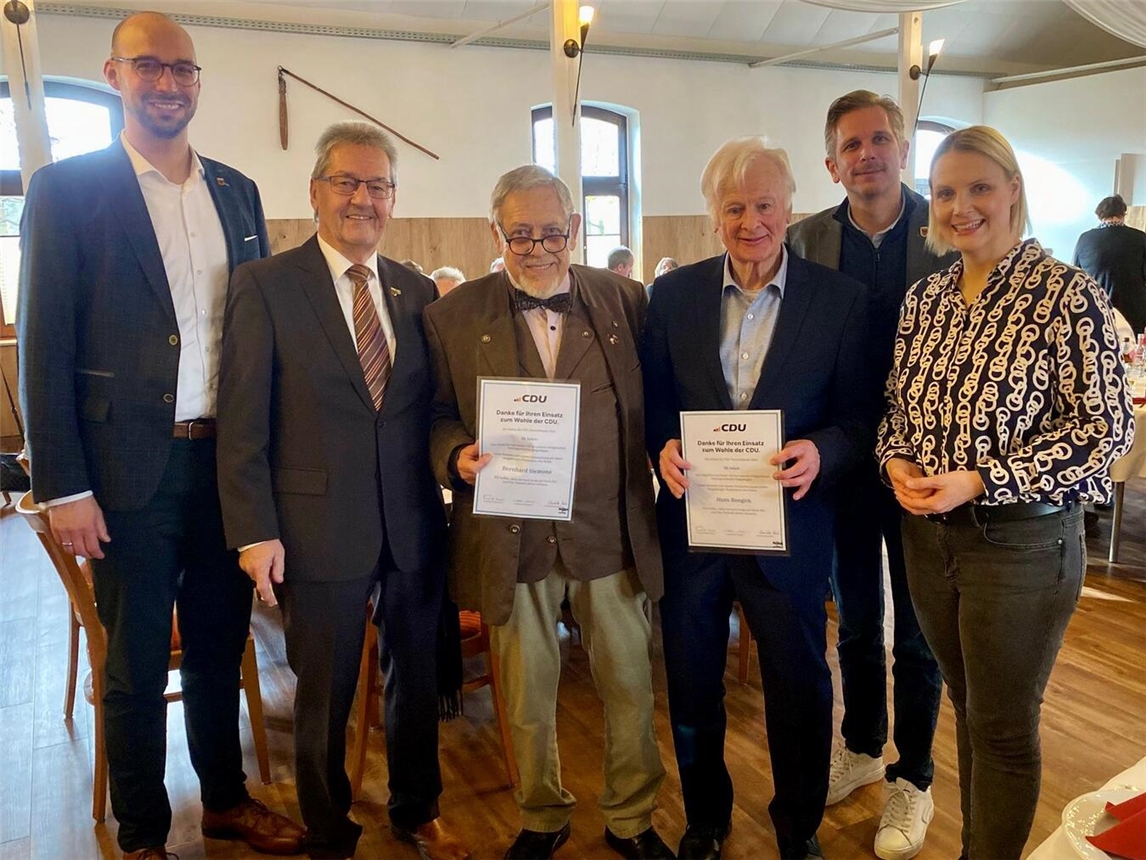 Im Mittelpunkt des Festes stand auch die Ehrung verdienter Mitglieder. Foto: CDU Alpen