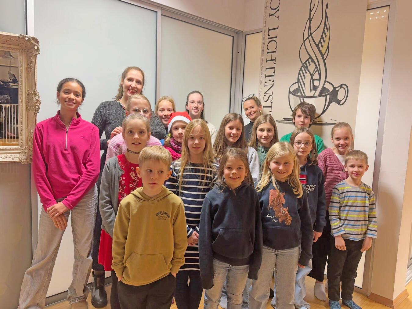 Im Mittelpunkt steht ein stimmungsvolles Programm, das mit klassischen und modernen Weihnachtsliedern zum Mitsingen einlädt. Foto: Musikgarten 