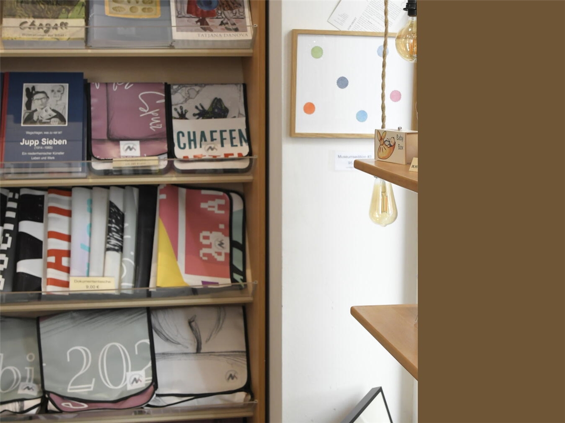 Im Museumsshop findet sich für jeden etwas. Foto: NMK