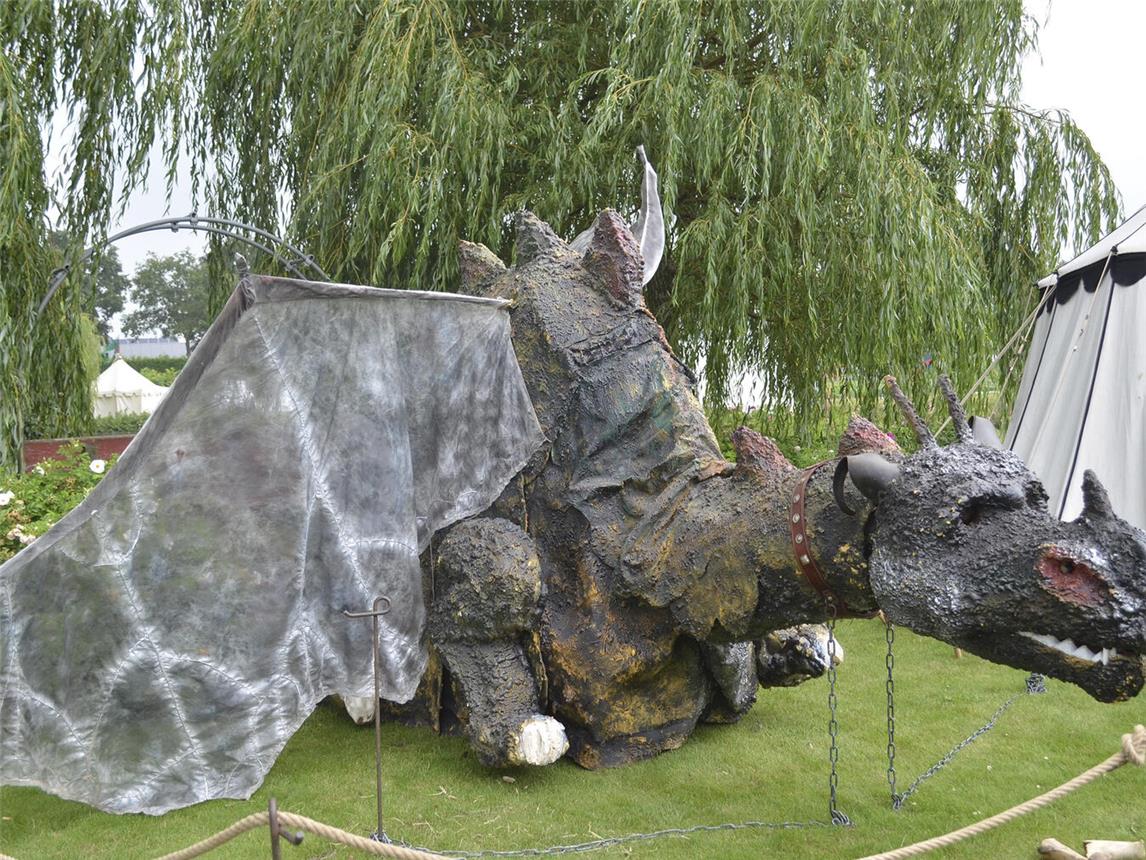 Im Musical dreht sich alles um Drachen und ihre Geschichten.Foto: Theo Leie