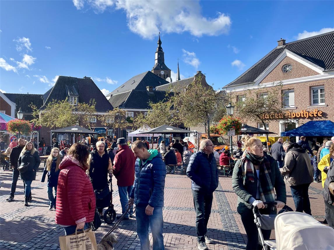 Im Nieukerker Ortskern findet am kommenden Sonntag das traditionelle Herbstfest statt.Fotos: Werbering Nieukerk
