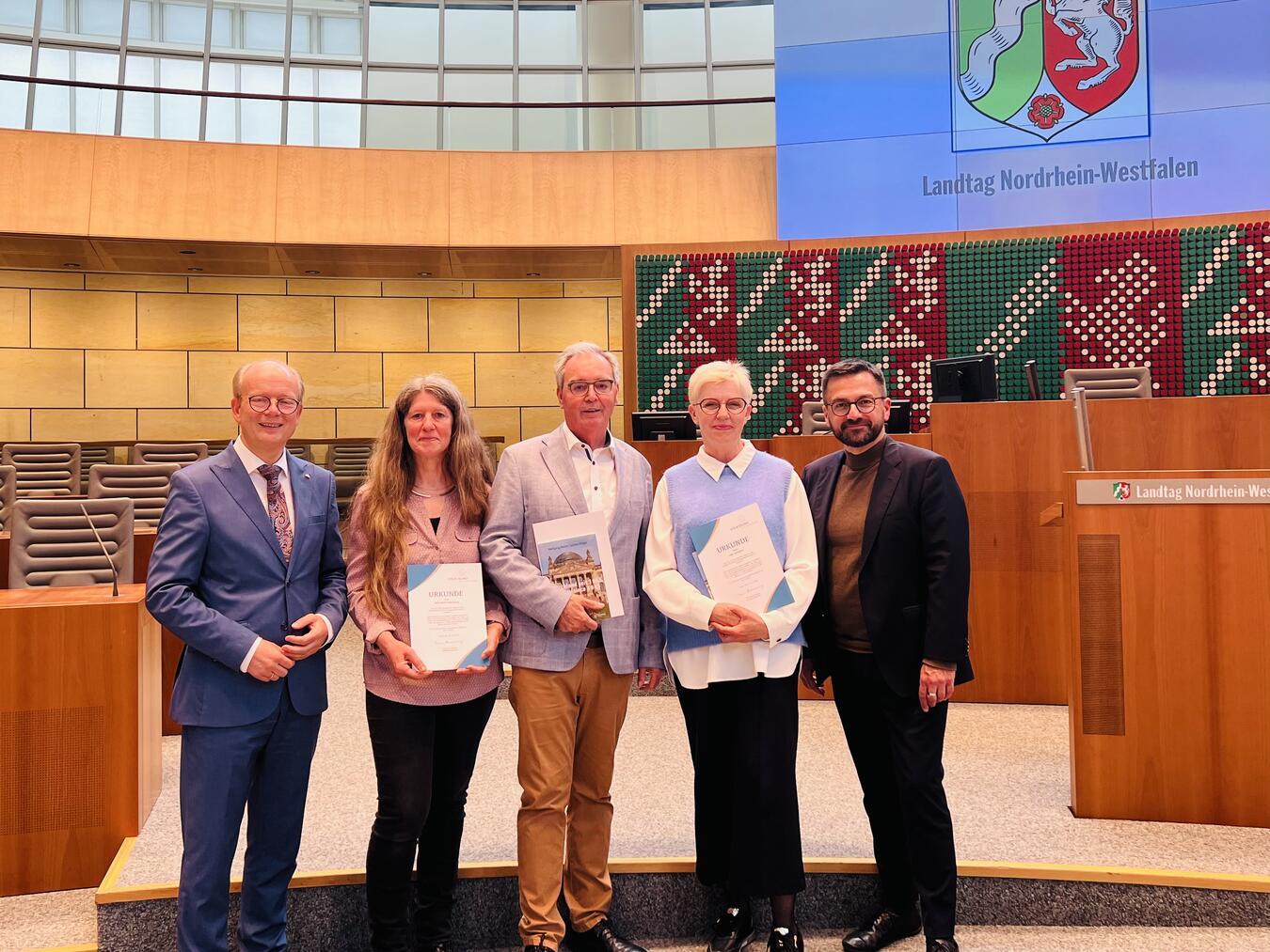 Im NRW-Landtag (v.l.): Der Präsident des Landtags, André Kuper, Alice Wolf-Voldenberg, Josef Gietemann, Lidia Uttendorf und Thomas Kutschaty MdL. Foto: Arenacum
