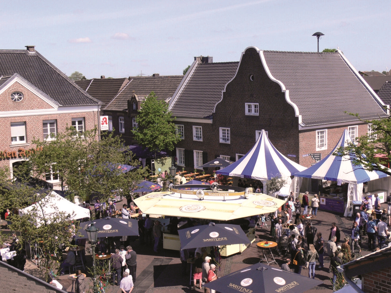 "Lebendiges Stadtfest in Nieukerk mit vielfältigem Programm für alle Altersgruppen, organisiert vom Werbering Nieukerk."