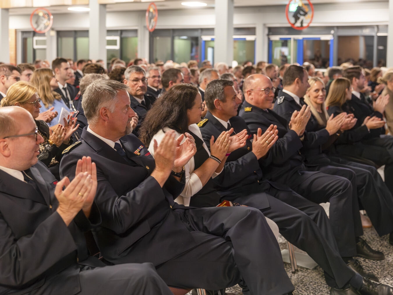 Im Pädagogischen Zentrum des Schulzentrums Kalkar kamen zahlreiche Feuerwehrangehörige, ihre Partnerinnen und Partner sowie Gäste aus Politik, Verwaltung, Vereinen und Feuerwehrwesen zusammen. Foto: Seeblickfotografie