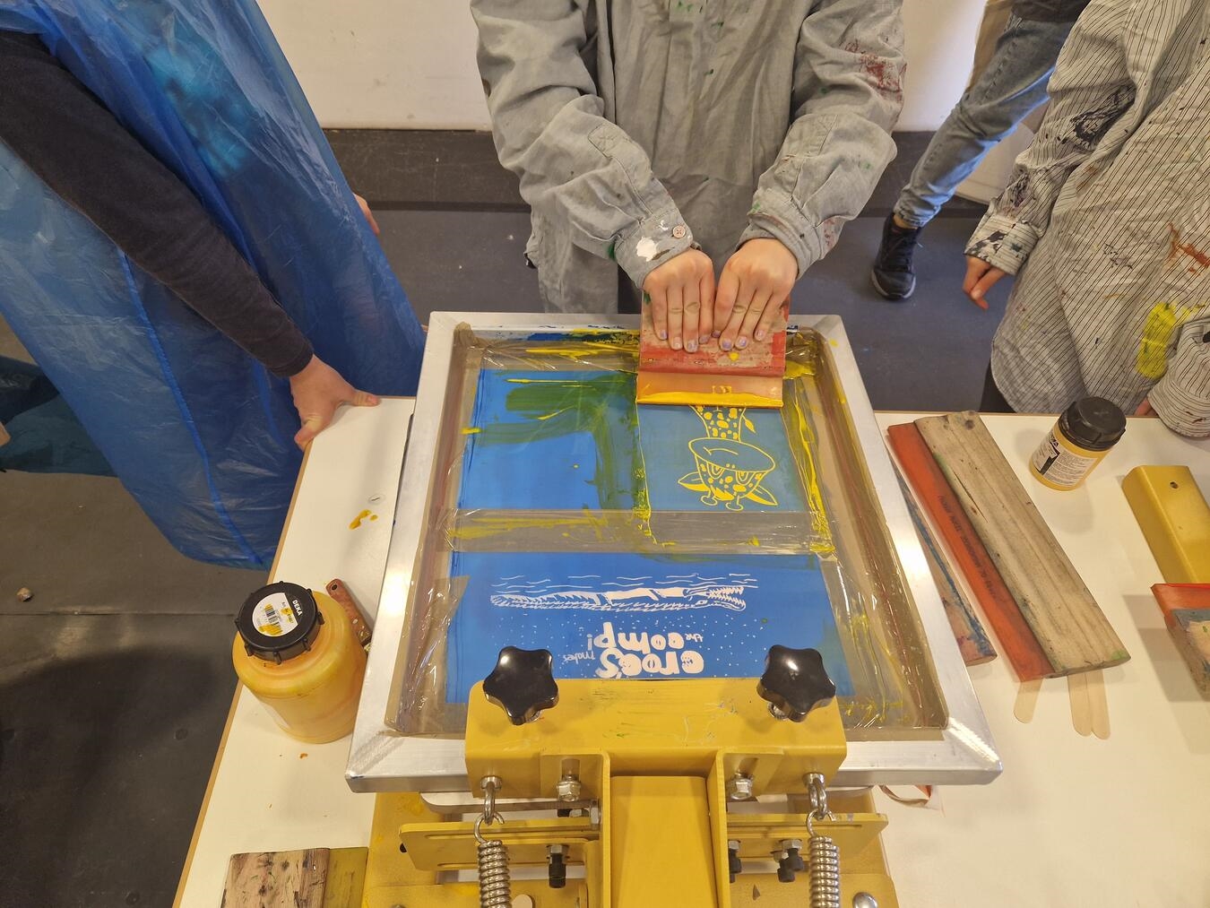 "Siebdruck-Workshop im PAN Museum, kreative Teilnehmer bei der Arbeit"