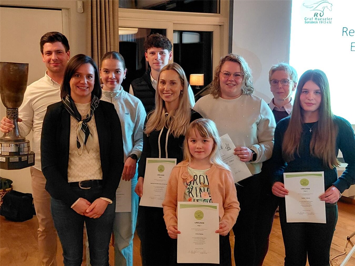 Im Rahmen der Jahreshauptversammlung wurden auch erfolgreiche Mitglieder geehrt. Foto: Reiterverein Graf Haeseler
