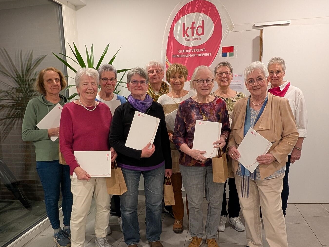 Im Rahmen der Jahreshauptversammlung wurden einige Mitglieder geehrt. Foto: kfd