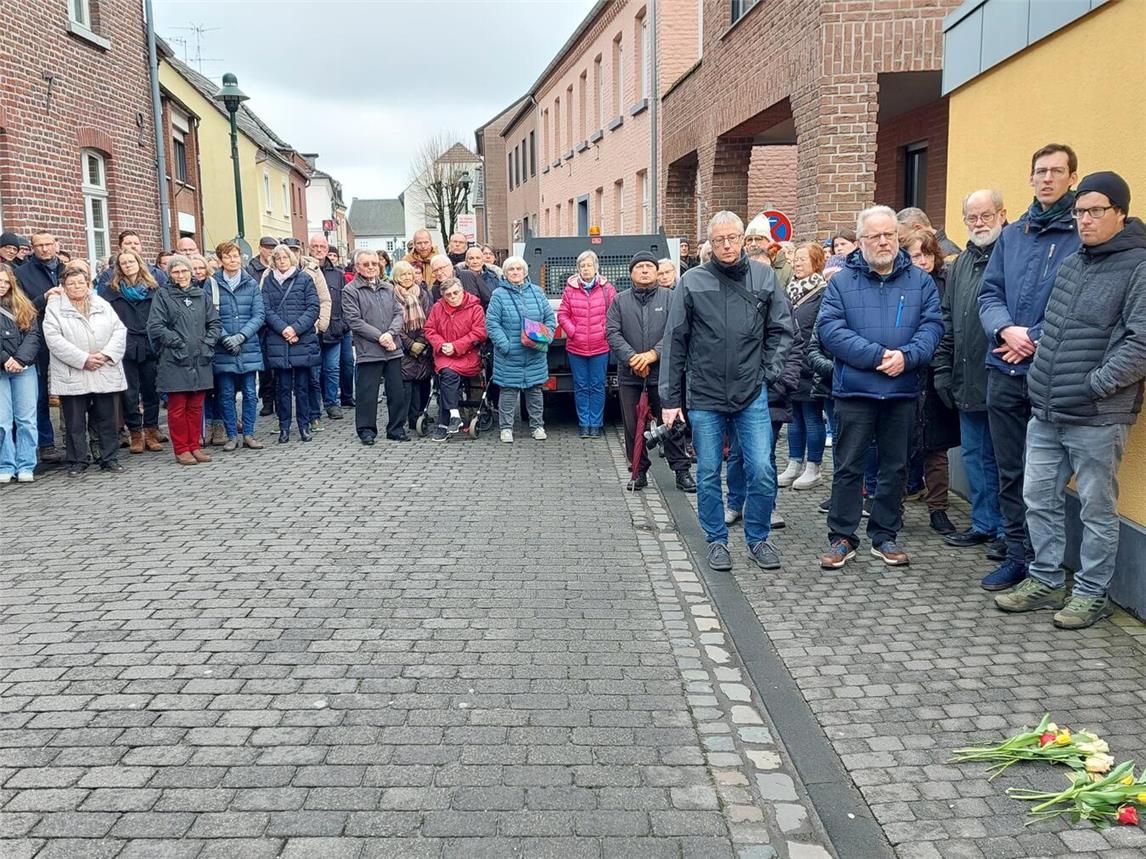 Im Rahmen der Veranstaltungsreihe wurde ein Stolperstein für Wilhelm Bosseljoon in Aldekerk verlegt. Foto: Projektgruppe 80 Jahre danach