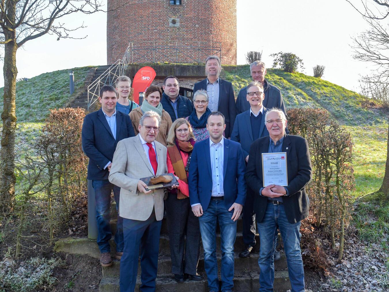 Im Rahmen des Neujahrsempfangs der SPD Uedem wurde die Auszeichnung verliehen. Im Bild (vorne, v.l.): SPD-Fraktionschef Jörg Lorenz, Romina und Michael Paeßens (Preisträger) und Jürgen Noth, Vorsitzender der SPD Uedem. Auch der SPD-Kandidat für die Bundestagswahl Bodo Wißen (mittlere Reihe, r.) war beim Neujahrsempfang und der Verleihung des Uedemer Leisten dabei. NN-Foto: Gerhard Seybert