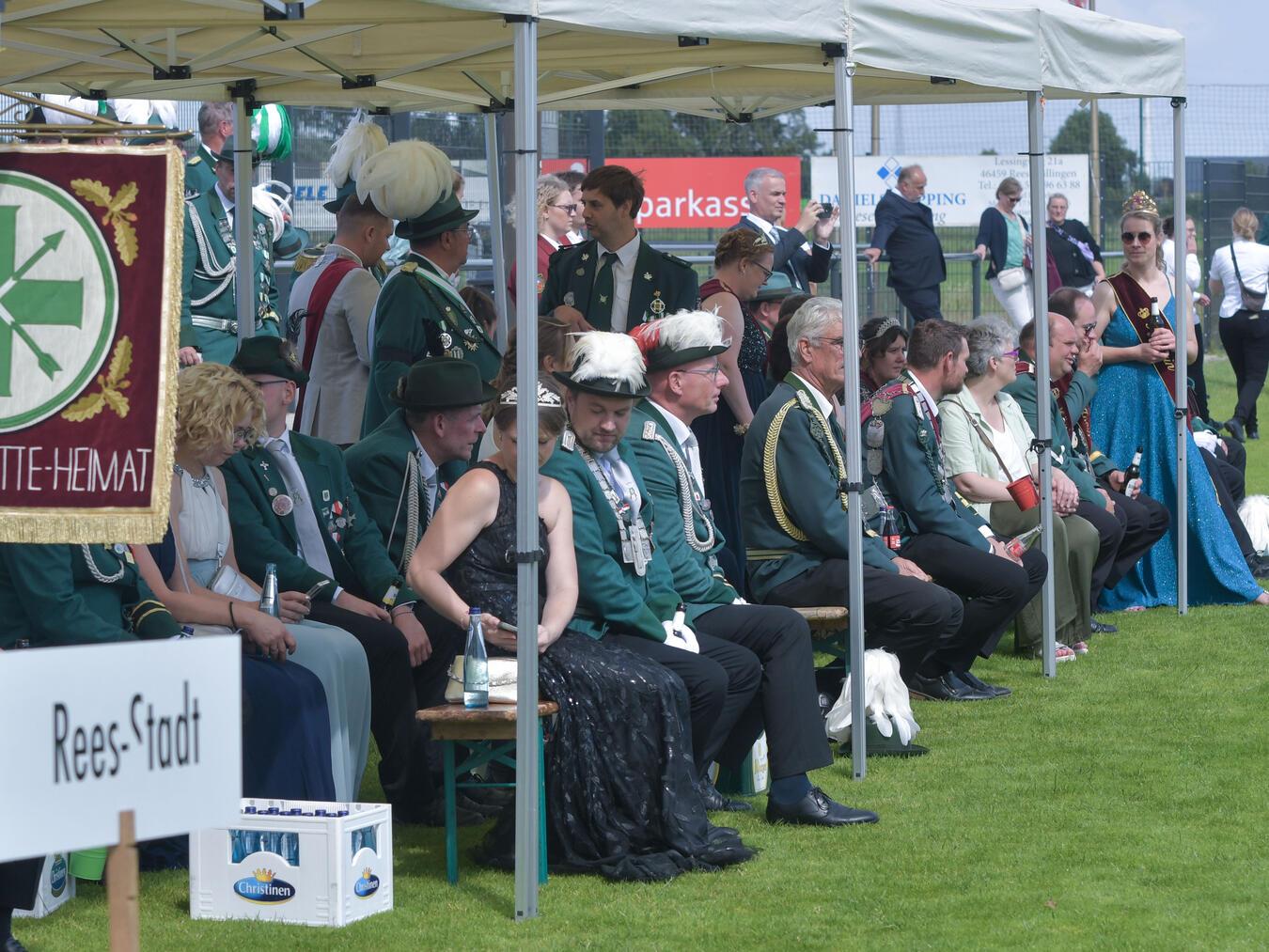 Im Rahmen des Schützenfestes in Millingen fand das Bezirksfahnenschwenken statt. NN-Foto: G. Seybert