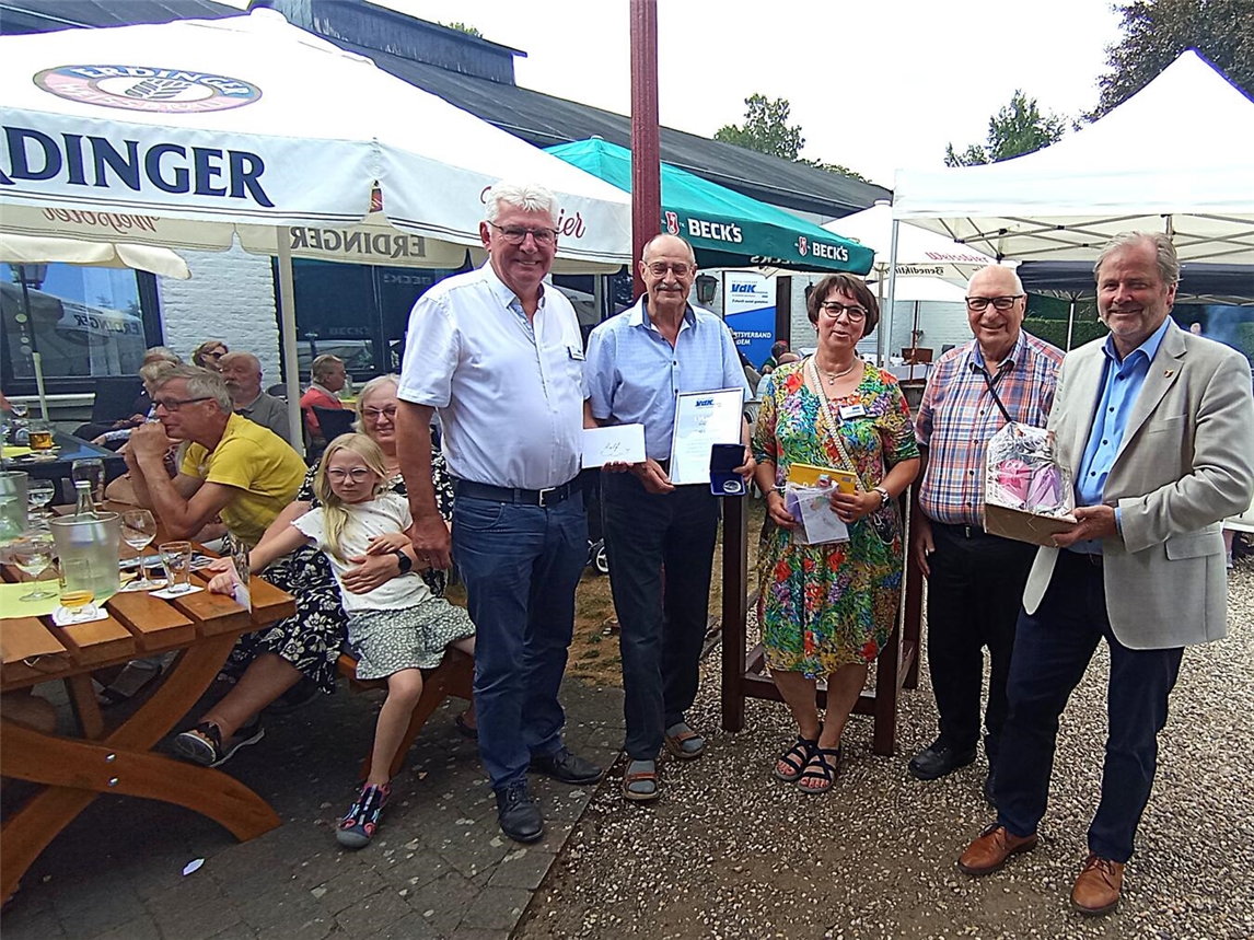 Im Rahmen des Sommerfestes in der Gaststätte Lettmann würdigten der Uedemer Ortsverband, der Kreisverband Niederrhein und die Gemeinde Uedem die Leistungen von Rolf Grootens, den langjährigen Vorsitzenden des OV Uedem (von links): Karl-Heinz Hermsen, Rolf Grootens, Pertra Scholten, Hans-Jürgen Tenbergen und Bürgermeister Rainer Weber. Foto: VdK Uedem