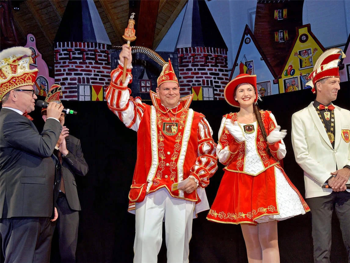 Im Rampenlicht: Prinz Georg der Erfinderische (49) nebst Funkenmariechen Cira (19). NN-Foto: Rüdiger Dehnen