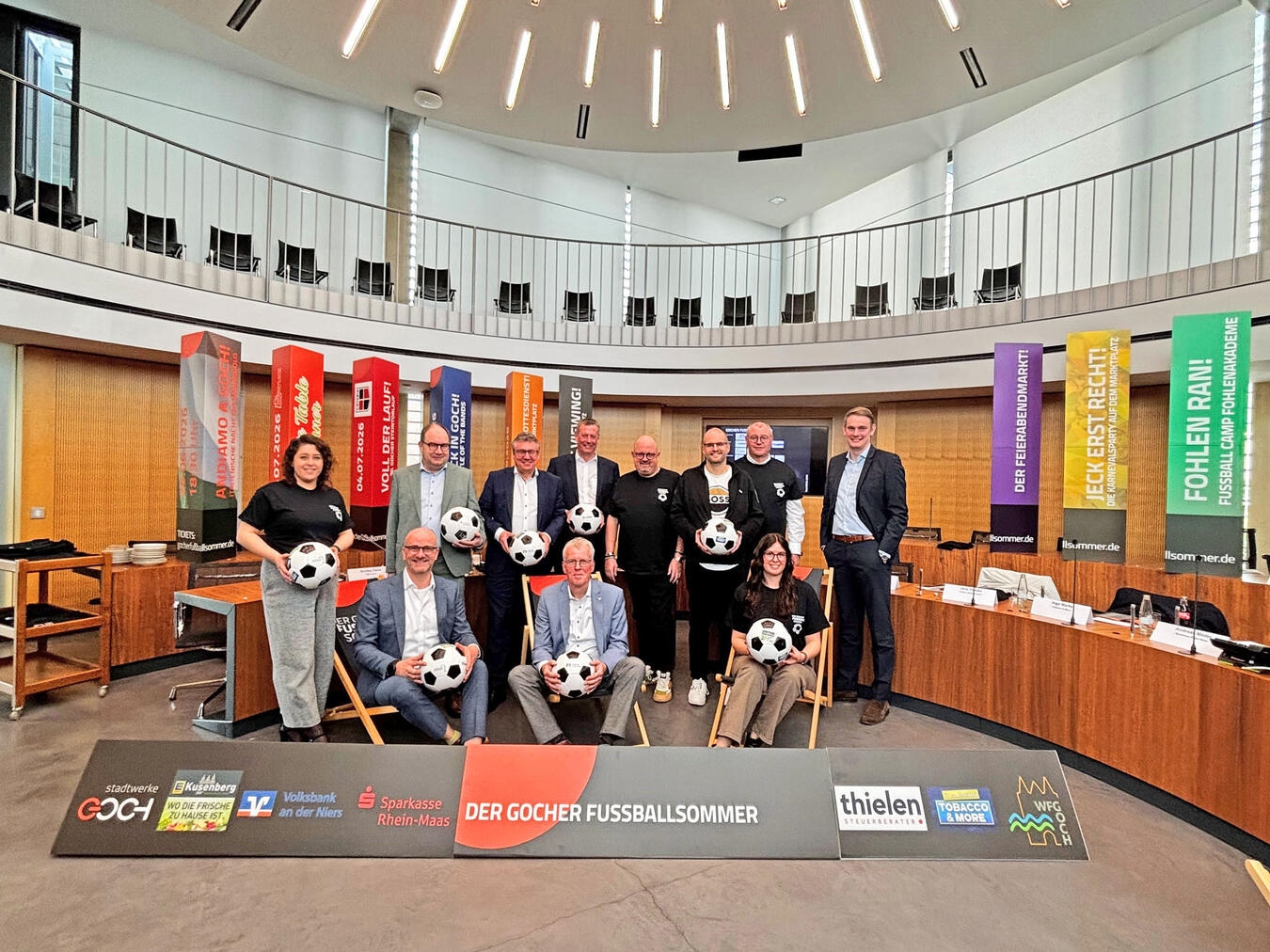 Im Rathaus stellten Veranstalter und Sponsoren das Programm des Gocher Fußballsommers vor (v.l.): Annika Cleve, Andreas Meder, Johannes Janhsen, Ralf Thielen, Carlo Marks, Ingo Marks, Christian Kusenberg und Jens Thielen; sitzend (v.l.): Bürgermeister Stephan Luyven, Thomas Grootens und Lara Kusenberg.NN-Foto: CDS