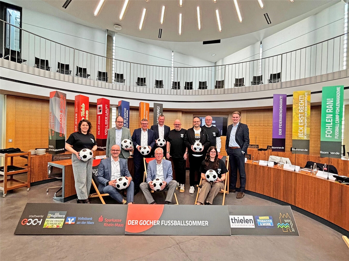 Im Rathaus stellten Veranstalter und Sponsoren das Programm des Gocher Fußballsommers vor (v.l.): Annika Cleve, Andreas Meder, Johannes Janhsen, Ralf Thielen, Carlo Marks, Ingo Marks, Christian Kusenberg und Jens Thielen; sitzend (v.l.): Bürgermeister Stephan Luyven, Thomas Grootens und Lara Kusenberg.NN-Foto: CDS
