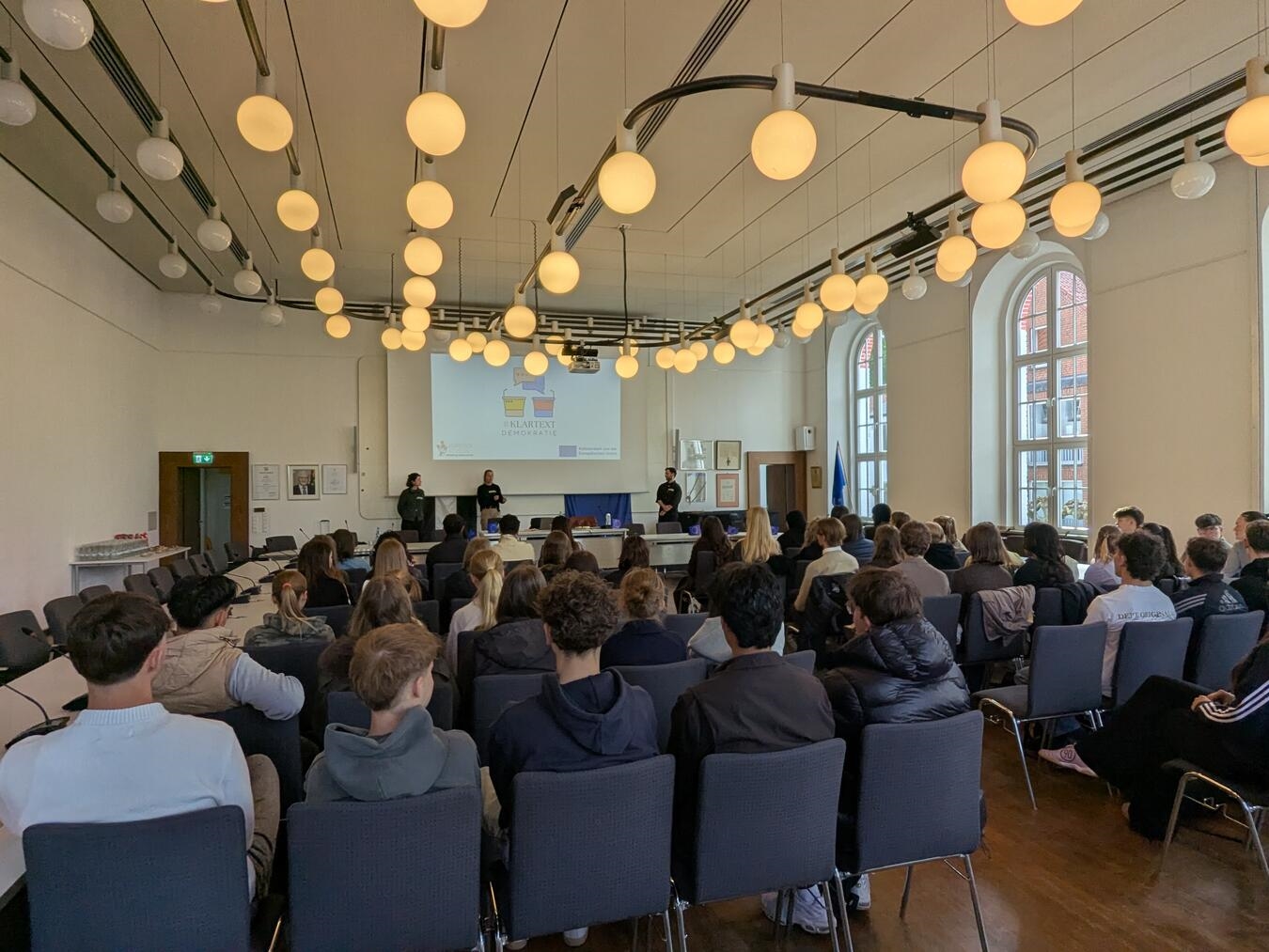 Im Ratssaal wurde sich gemeinsam ausgetauscht. Foto: Stiftsgymnasium